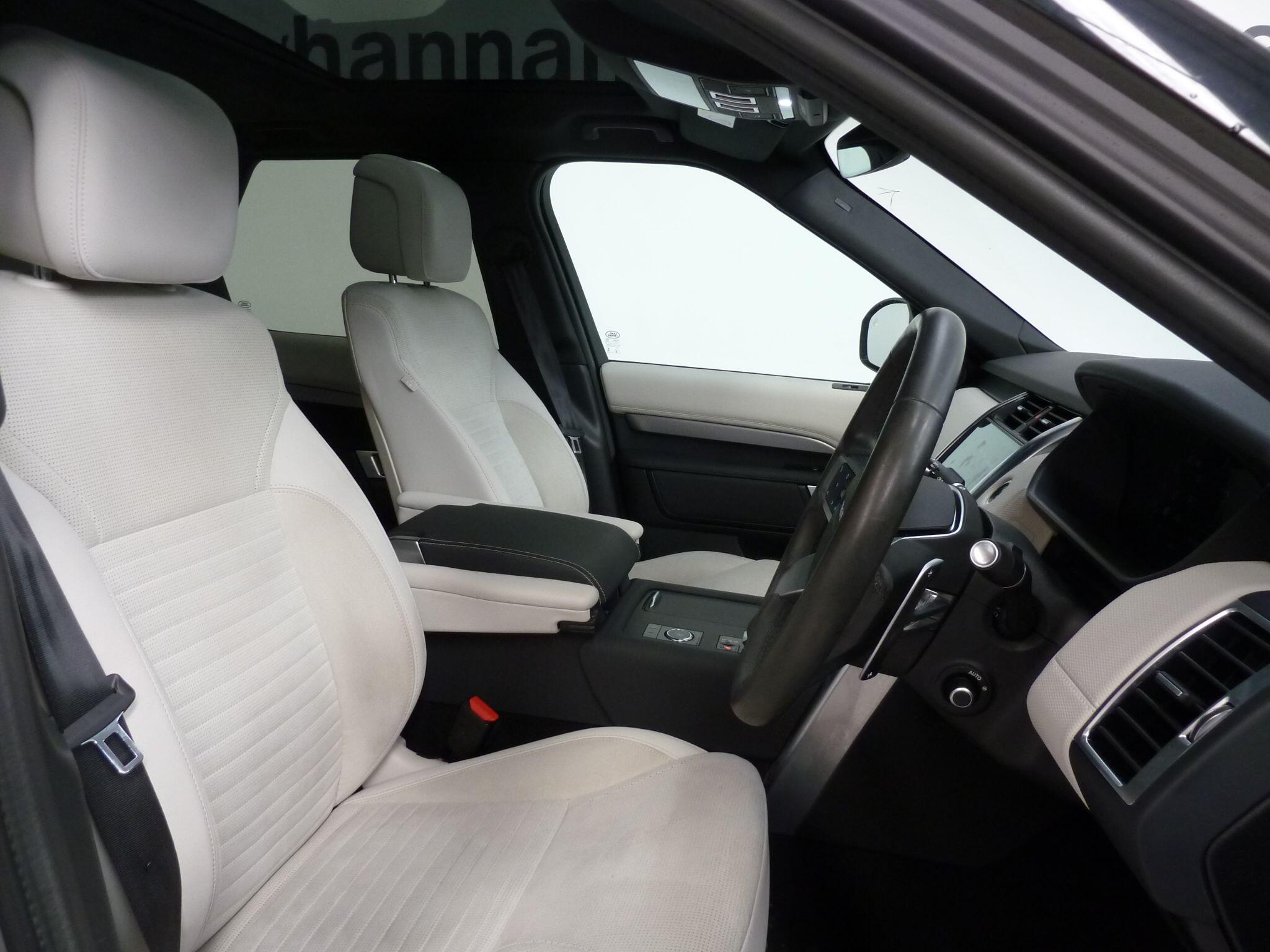 Land Rover Discovery 3.0   R-Dynamic HSE   <br/><br/>PAN ROOF + BLACK PACK + STEPS