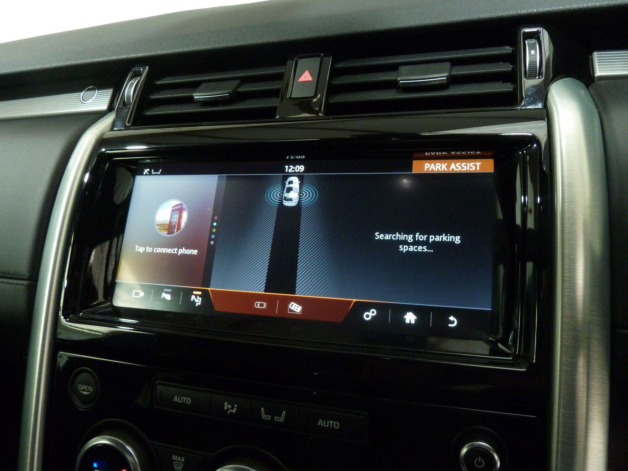 Land Rover Discovery 3.0 SD V6 HSE   <br/><br/>PAN ROOF + BLACK PACK