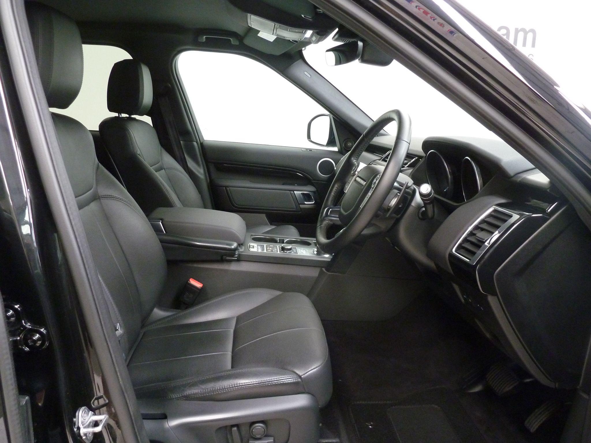 Land Rover Discovery 3.0 TD V6 SE   <br/><br/>BLACK PACK + SIDE STEPS