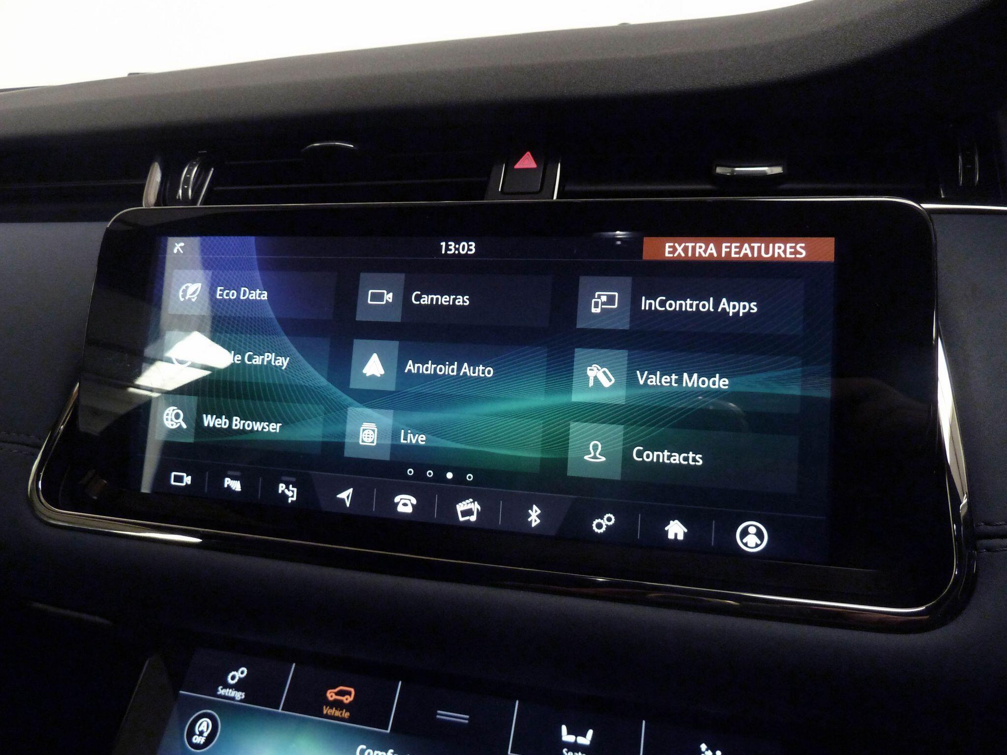 Land Rover Range Rover Evoque 2.0 P200  R-Dynamic SE   <br/><br/>HEATED WHEEL + REVERSE  CAMERA