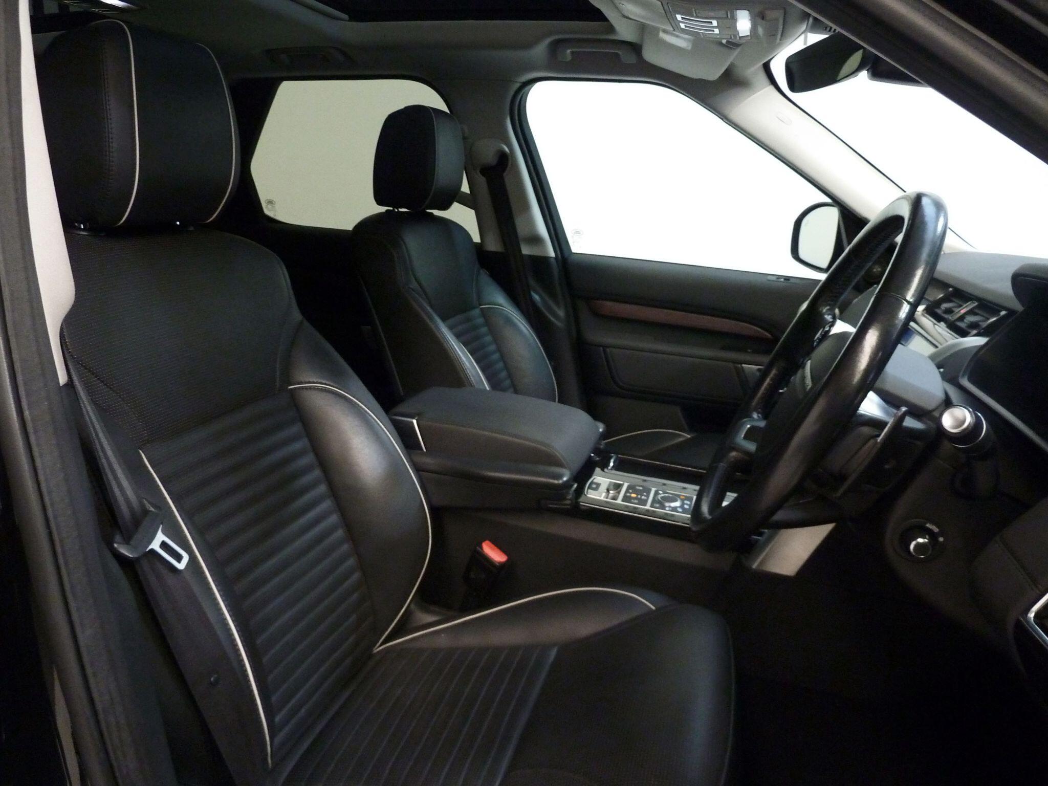 Land Rover Discovery 2.0 Si4 HSE   <br/><br/>PAN ROOF + BLACK PACK + STEPS