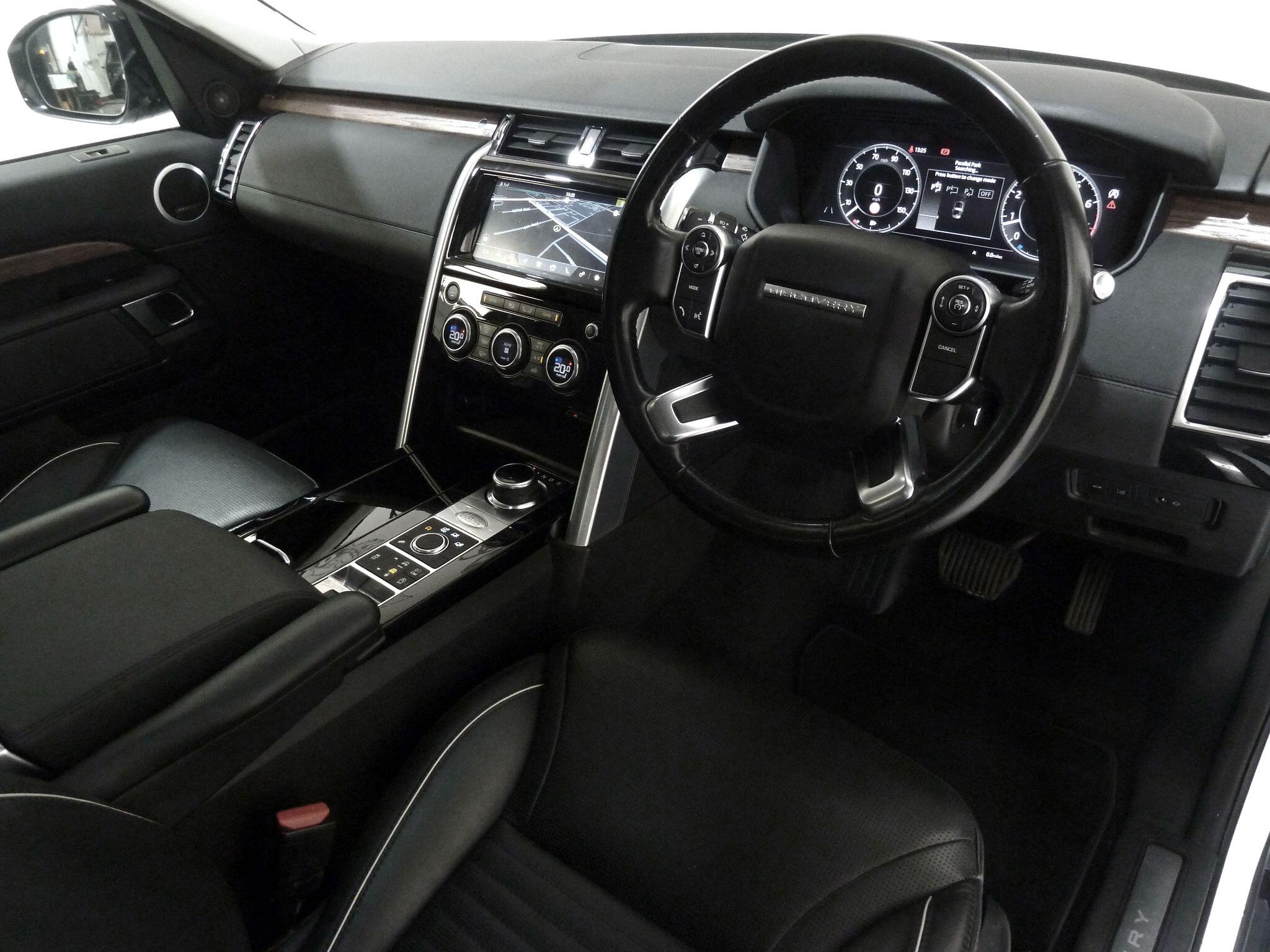 Land Rover Discovery 2.0 Si4 HSE   <br/><br/>PAN ROOF + BLACK PACK + STEPS