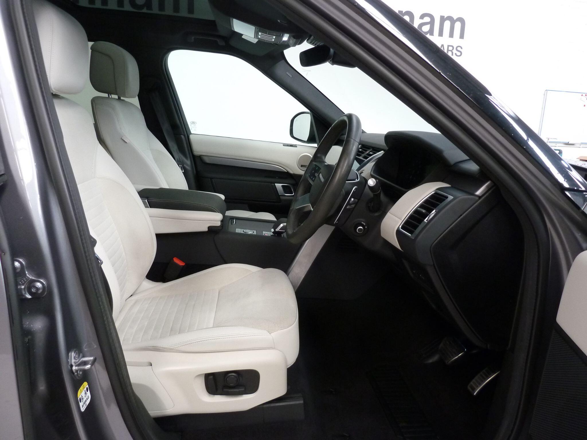 Land Rover Discovery 3.0   R-Dynamic HSE   <br/><br/>PAN ROOF + BLACK PACK + STEPS