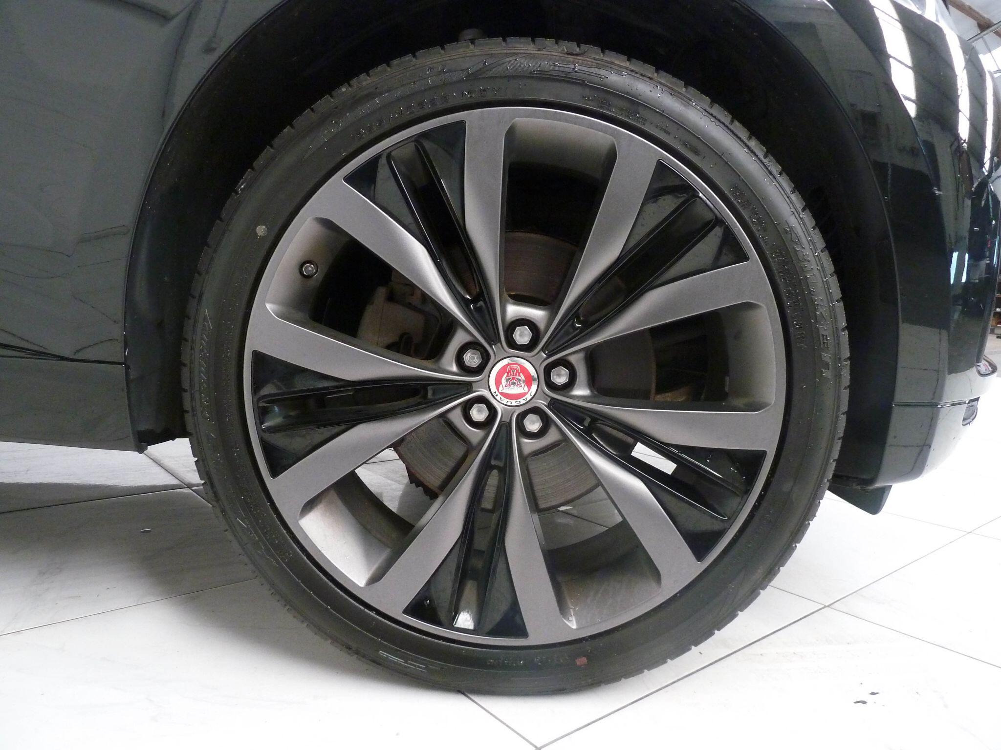 Jaguar F-PACE 2.0 P300 R-SportAWD   <br/><br/>BLACK PACK + 22″ ALLOY WHEELS