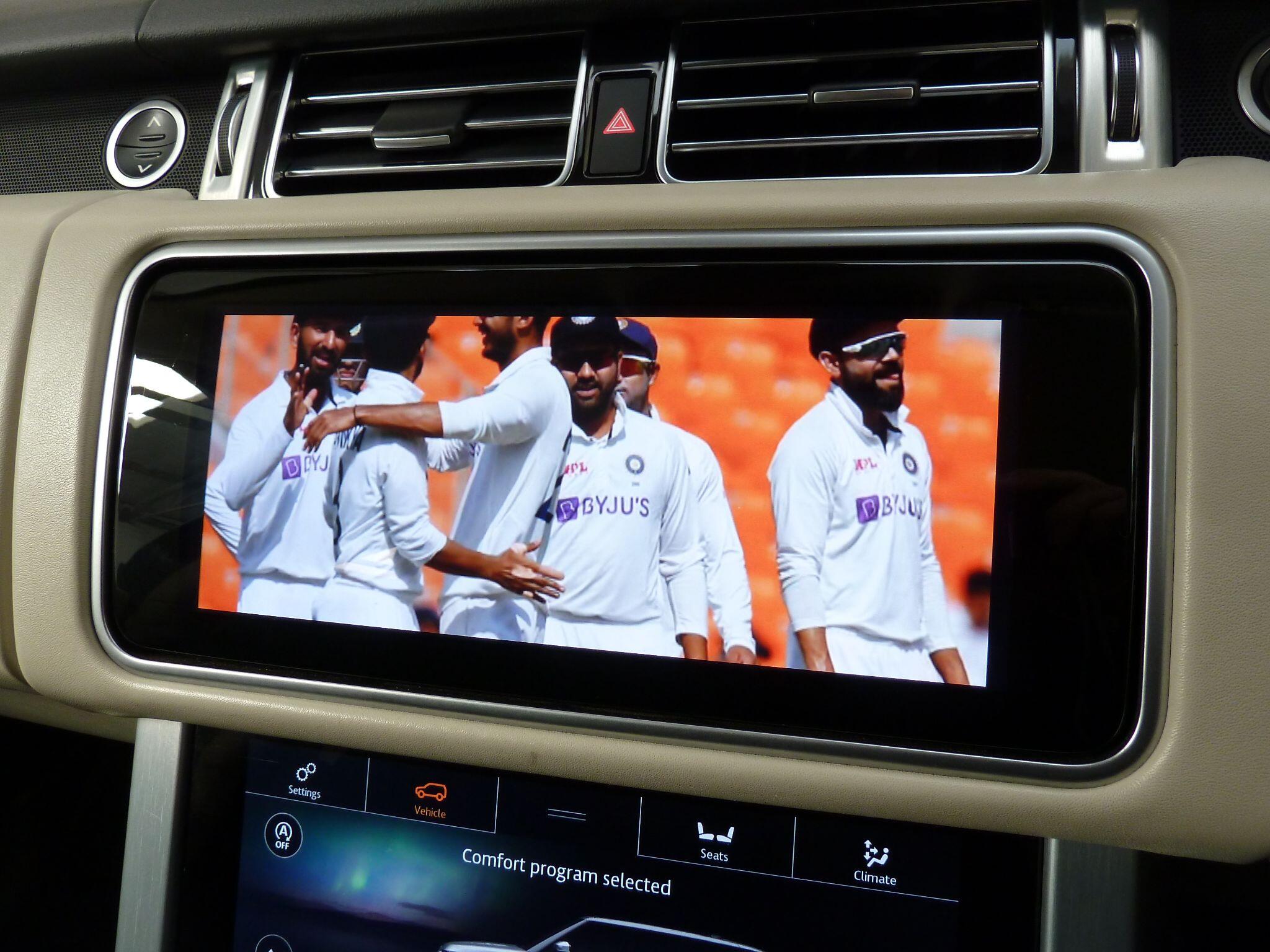 Land Rover Range Rover 3.0 P400  Vogue   <br/><br/>PAN ROOF + BLACK PACK + TV