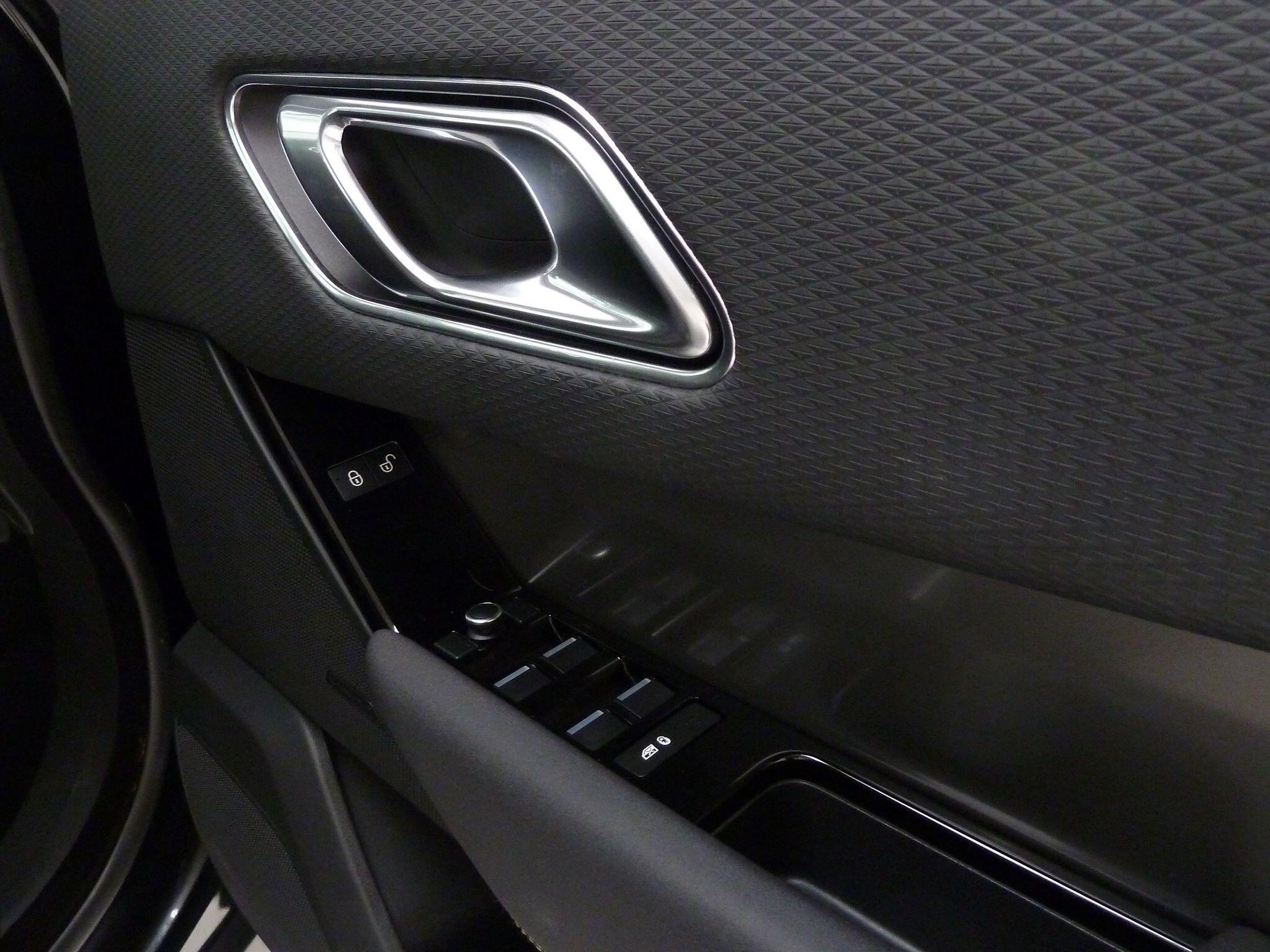 Land Rover Range Rover Velar 2.0 D200    <br/><br/>BLACK EXTERIOR DESIGN PACK