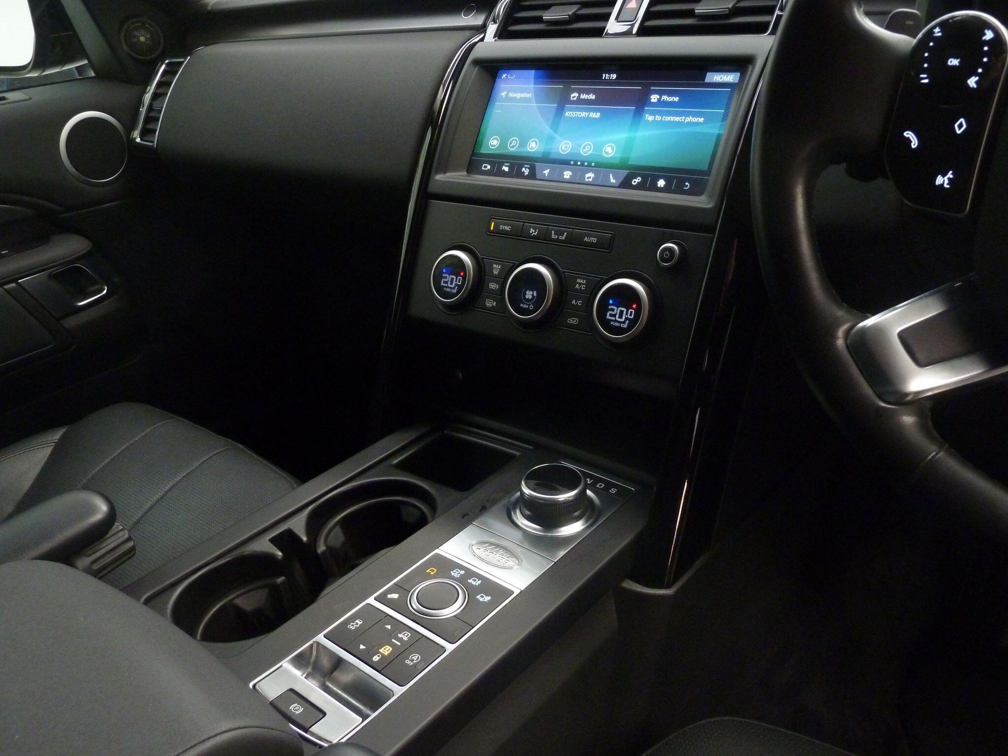 Land Rover Discovery 2.0 Si4 SE GPF SUV  Petrol   (300 ps)<br/><br/>BLACK EXTERIOR PACK + STEPS