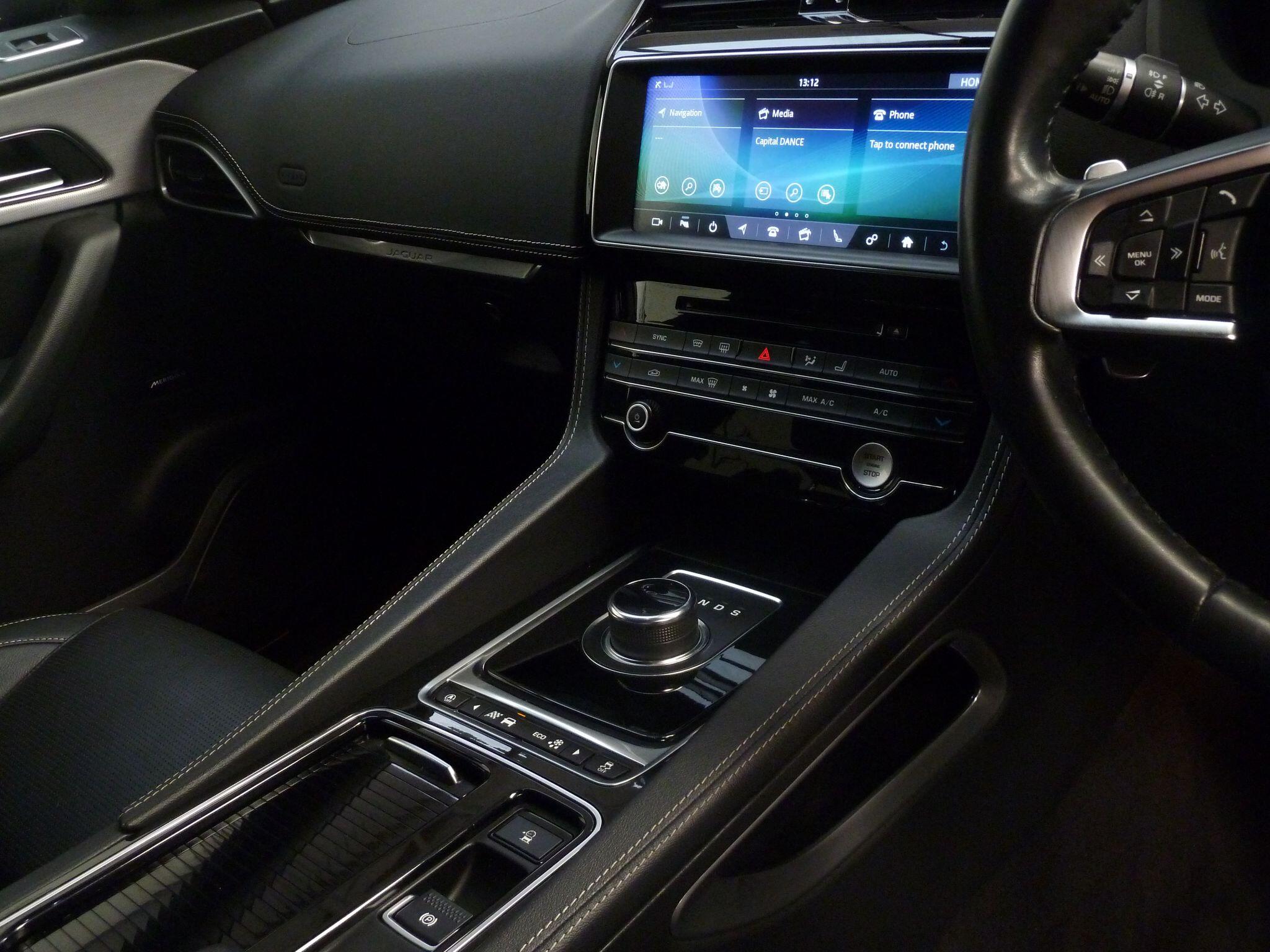 Jaguar F-PACE 2.0 P300 R-SportAWD   <br/><br/>BLACK PACK + 22″ ALLOY WHEELS