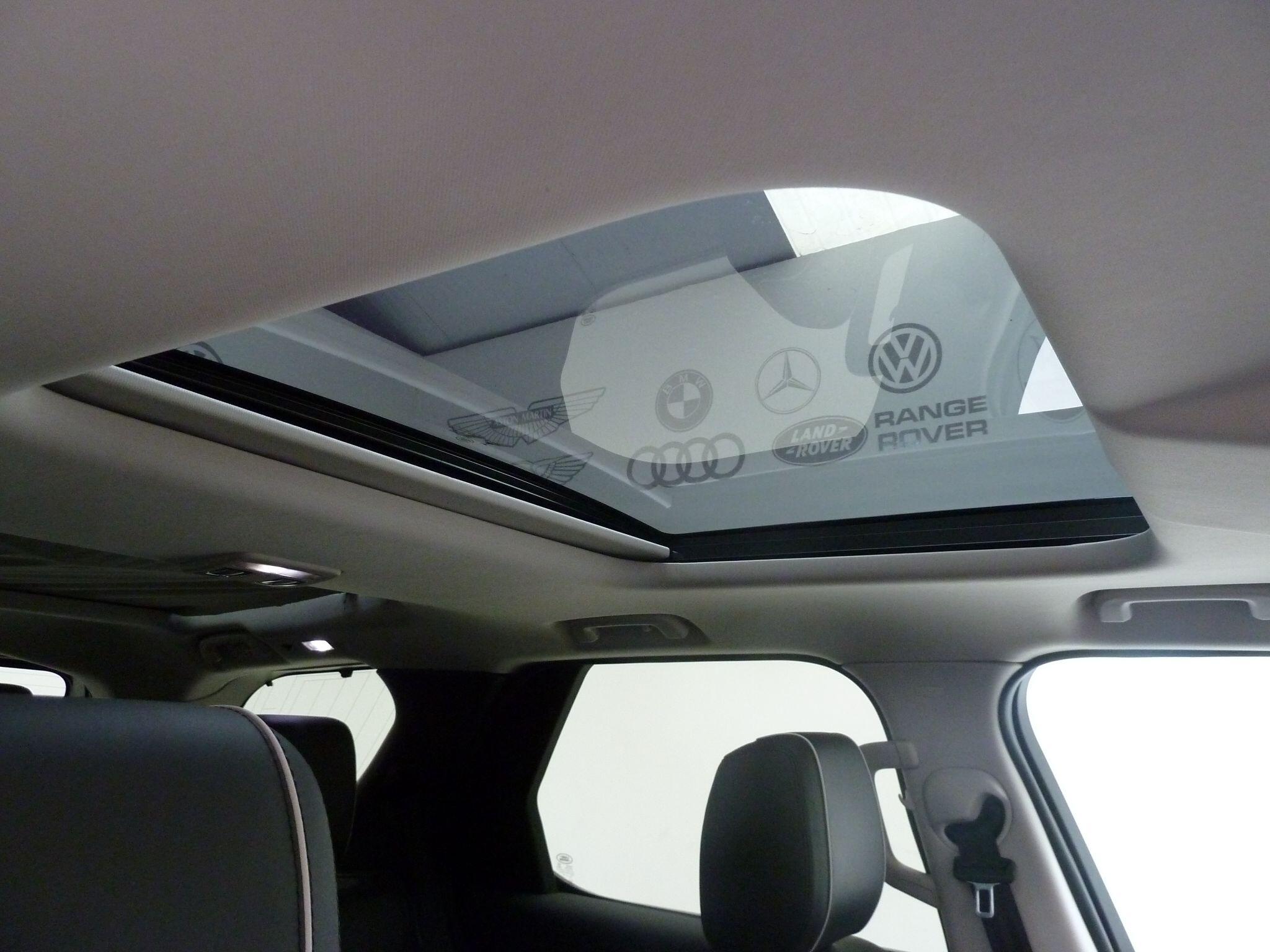 Land Rover Discovery 2.0 Si4 HSE   <br/><br/>BLACK PACK + PAN ROOF + STEPS