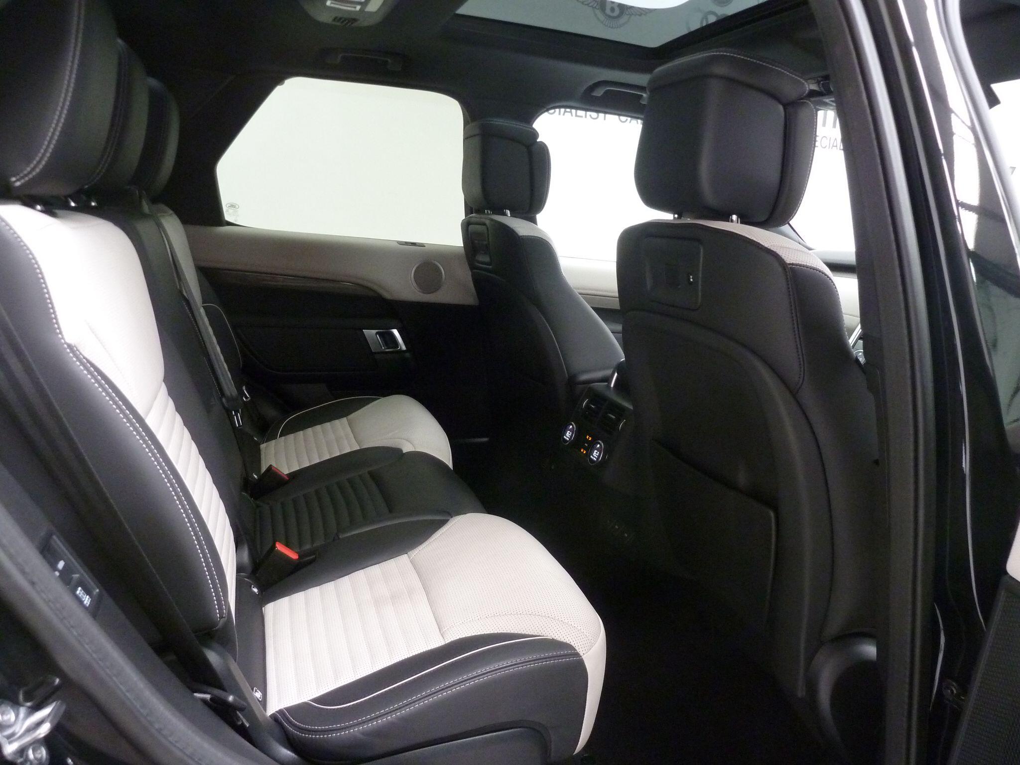 Land Rover Discovery 3.0   Metropolitan Edition   <br/><br/>PAN ROOF + BLACK PACK + STEPS