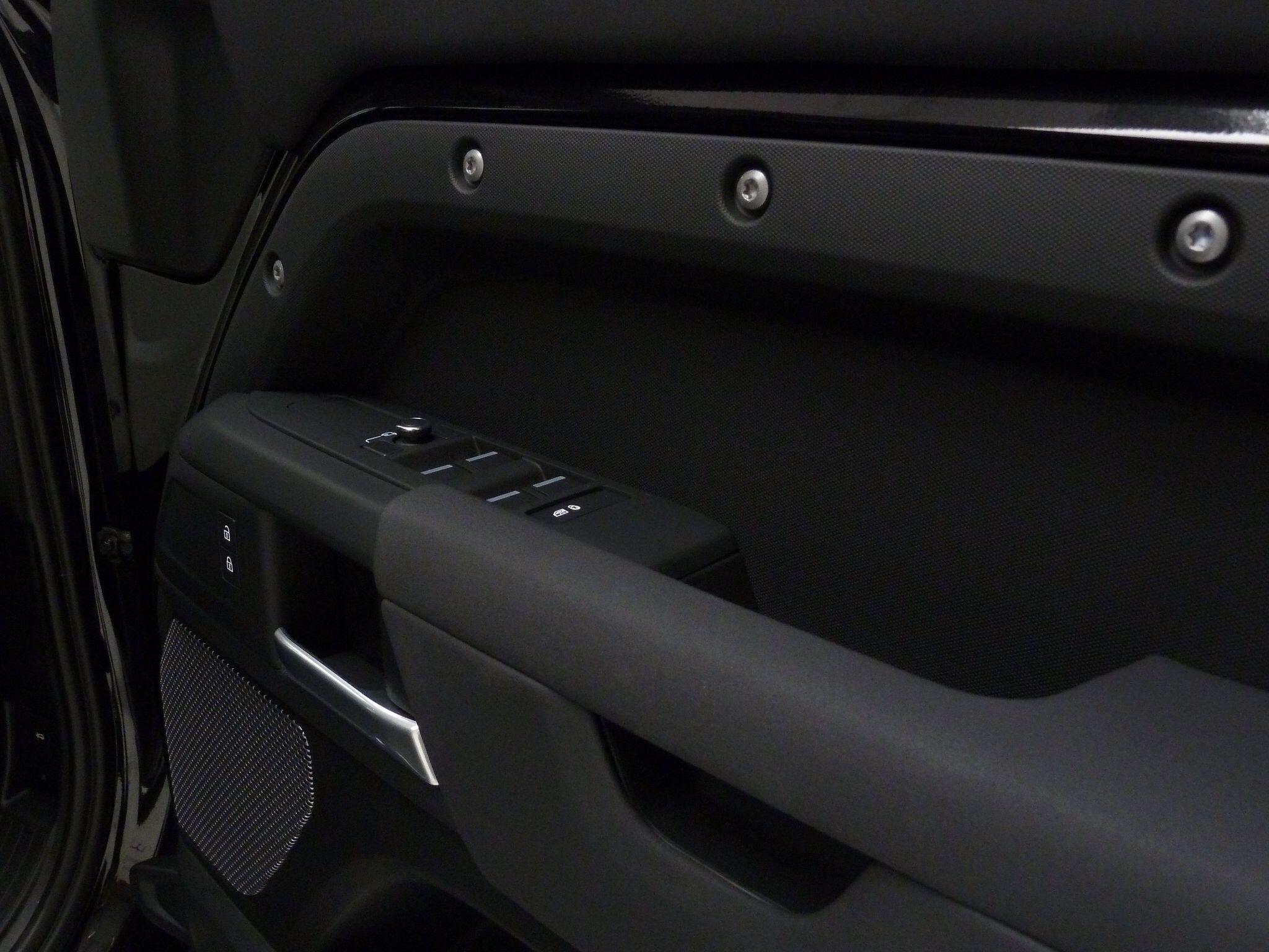 Land Rover Defender 110 3.0 D250  X-Dynamic S   <br/><br/>HAWKE BLACK EDTION