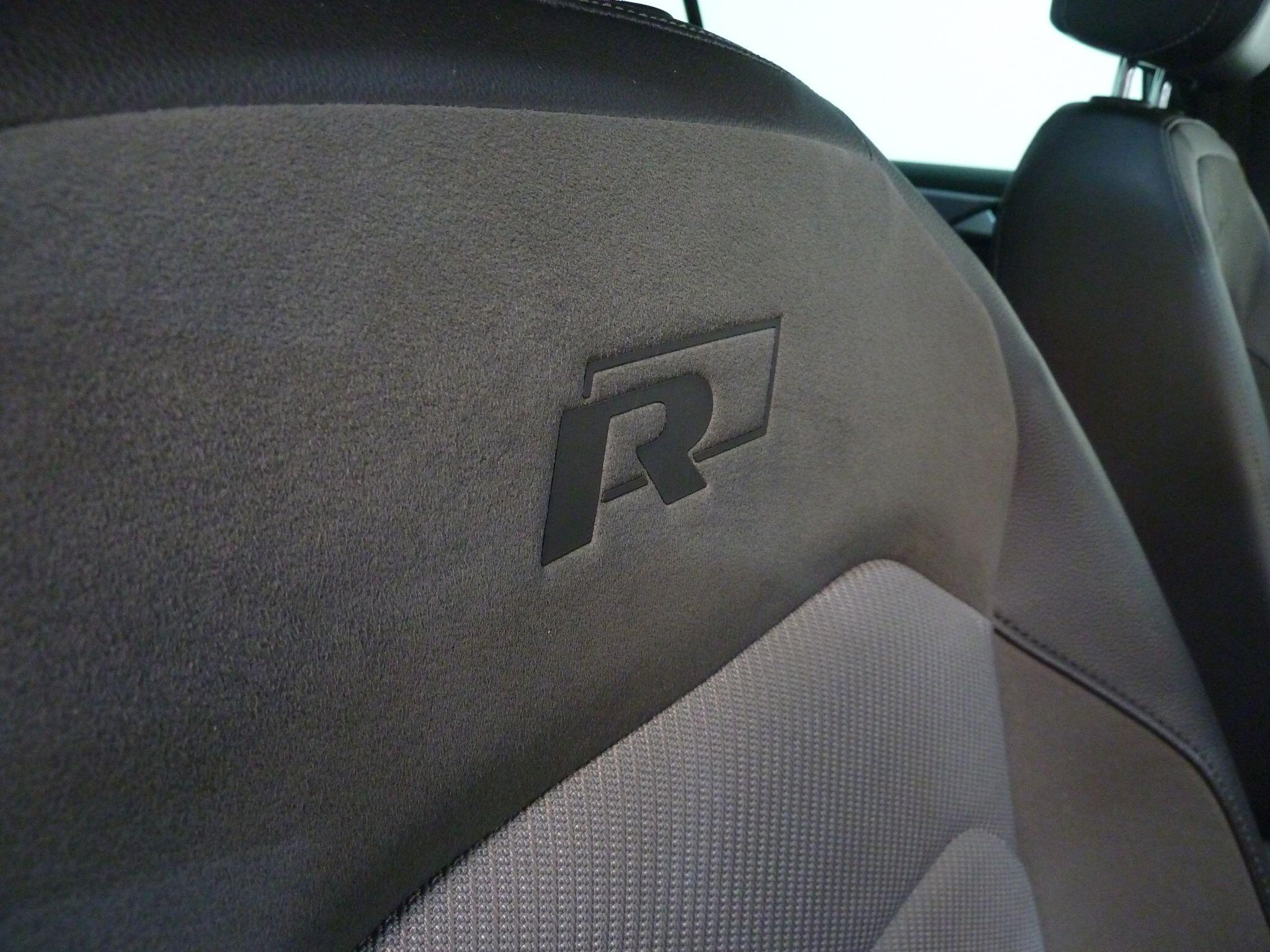 Volkswagen Tiguan 2.0 TDI BlueMotion Tech R-Line SUV  Diesel DSG 4Motion   (150 ps)<br/><br/>PAN ROOF + SAT NAV + AUTO