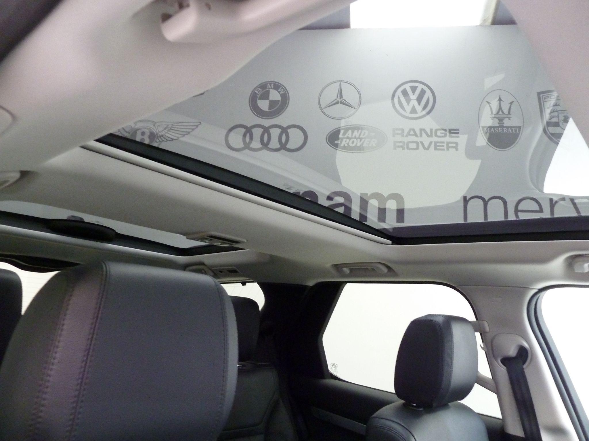 Land Rover Discovery 3.0 SD V6 Landmark Edition   <br/><br/>PAN ROOF + BLACK PACK + STEPS