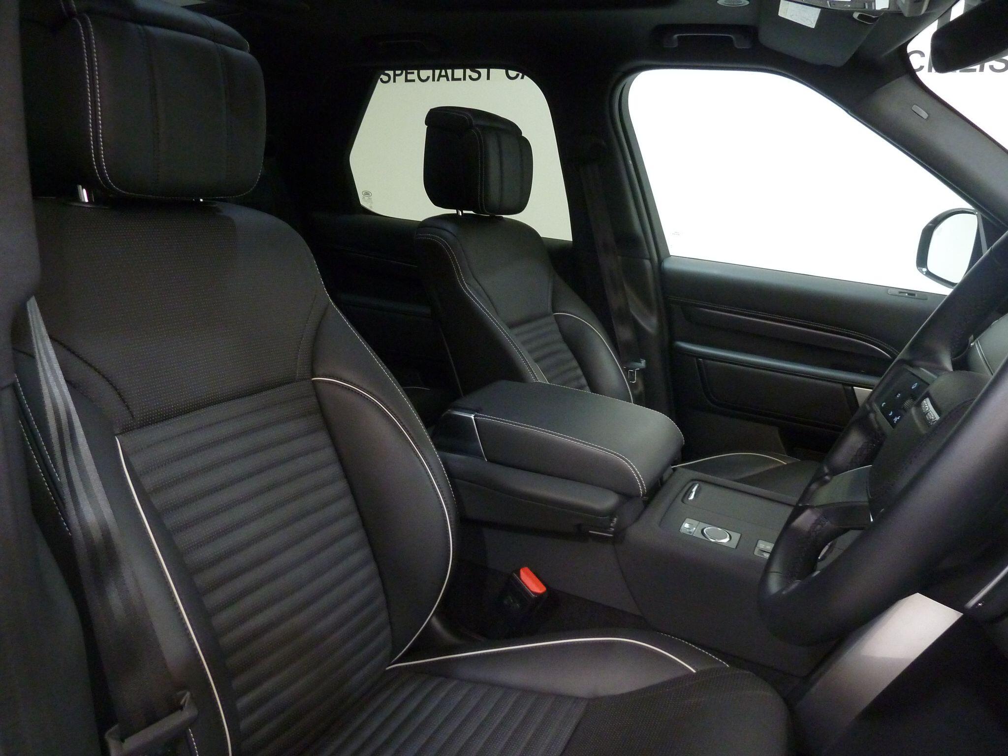 Land Rover Discovery 3.0   Metropolitan Edition   <br/><br/>PAN ROOF + BLACK PACK +HEAD UP