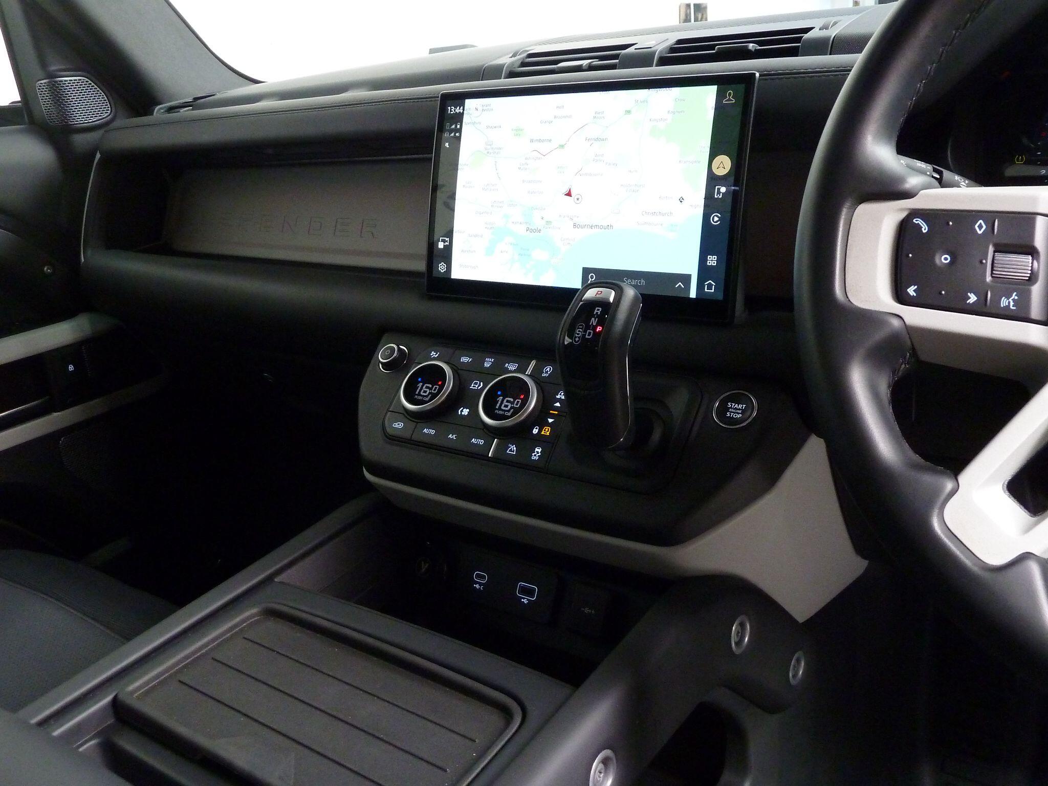 Land Rover Defender 90 3.0 D250  X-Dynamic HSE   <br/><br/>HAWKE BLACK EDITION 90