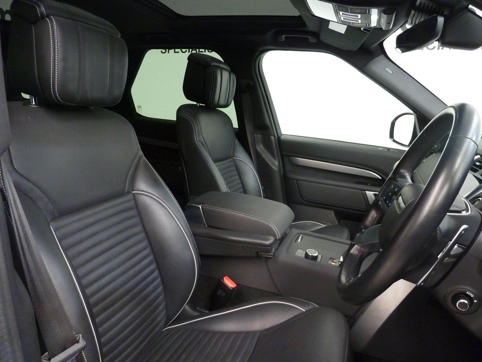 Land Rover Discovery 3.0 D250  R-Dynamic S   <br/><br/>PAN ROOF + BLACK PACK