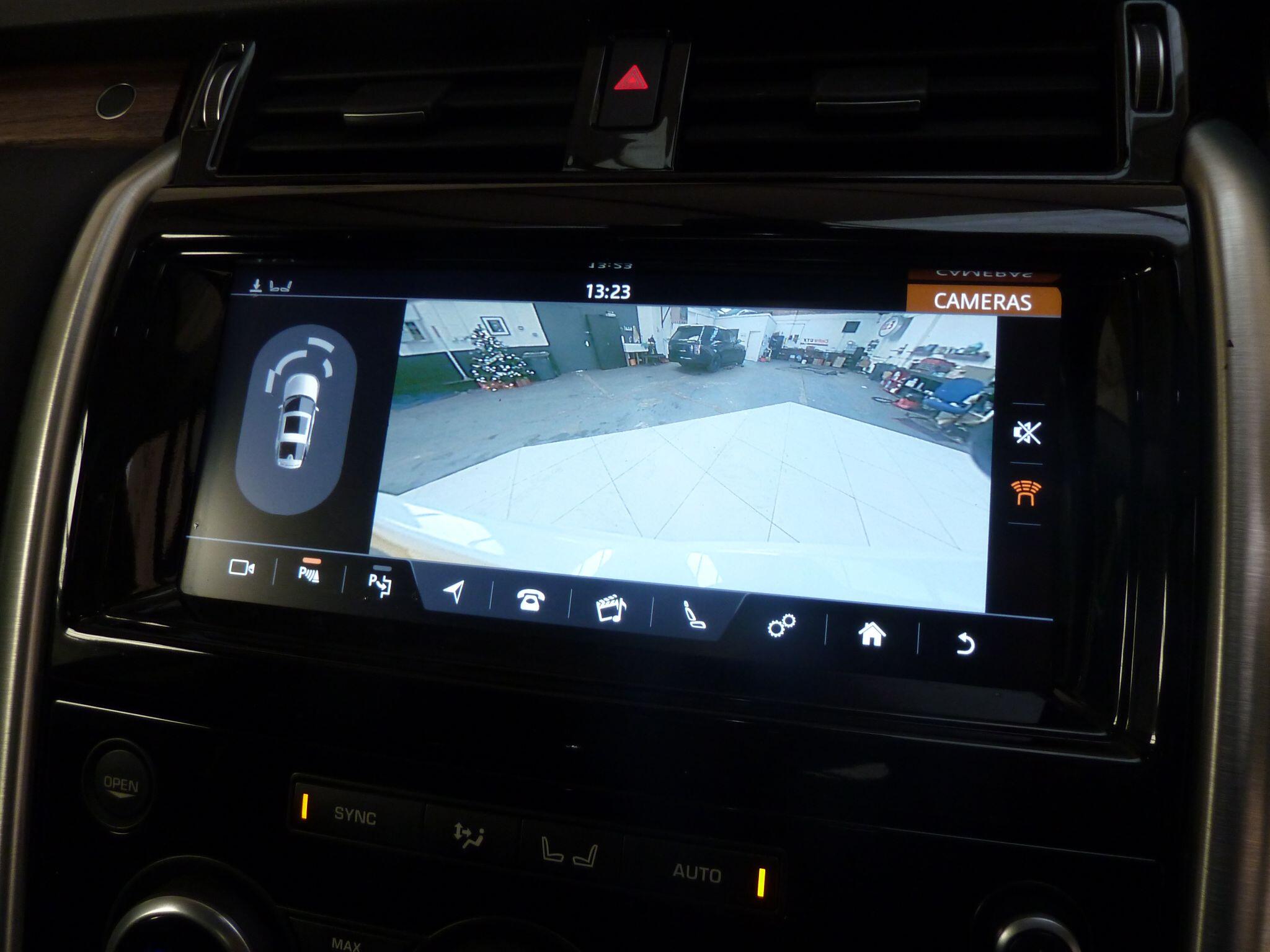 Land Rover Discovery 2.0 Si4 HSE   <br/><br/>PAN ROOF + BLACK PACK + STEPS