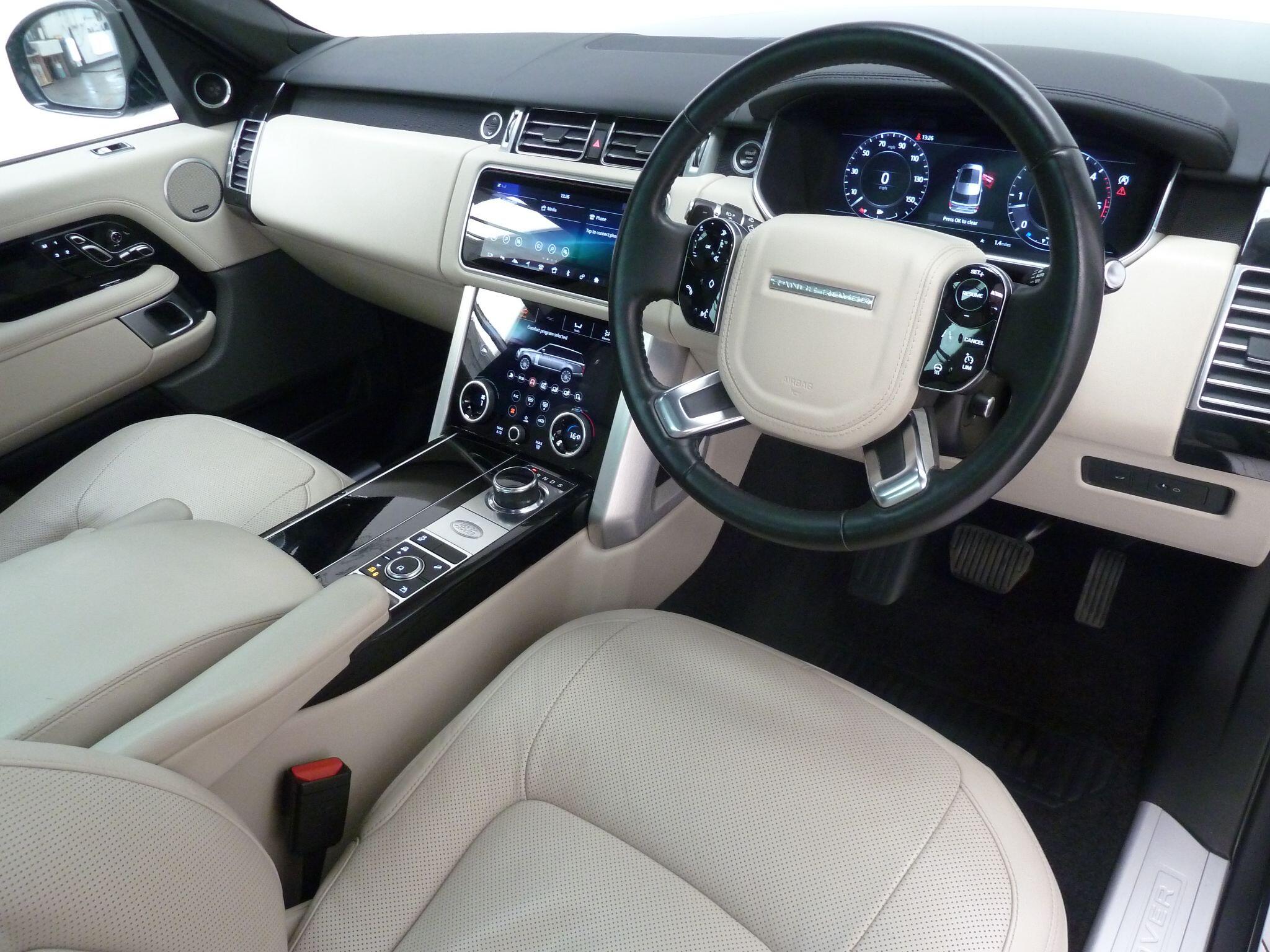 Land Rover Range Rover 3.0 P400  Vogue   <br/><br/>PAN ROOF + BLACK PACK + TV