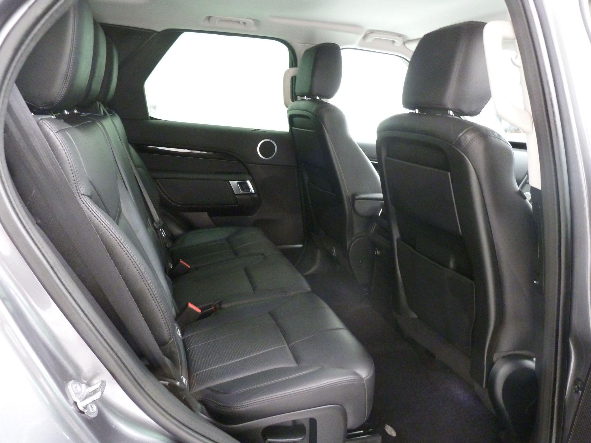 Land Rover Discovery 3.0 SD V6 SE   <br/><br/>BLACK PACK + SIDE STEPS